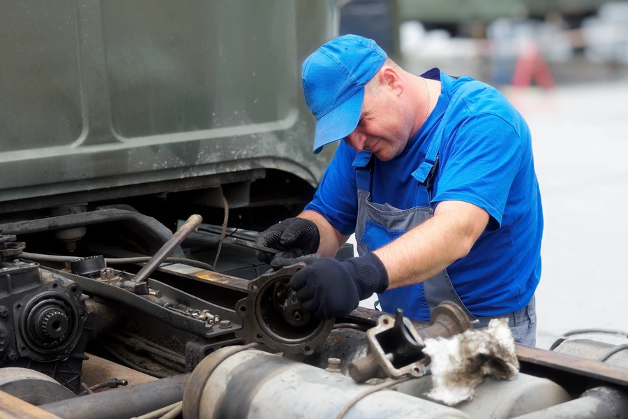 When To Call A Mobile Technician For Trailer Repairs in Batesville, MS